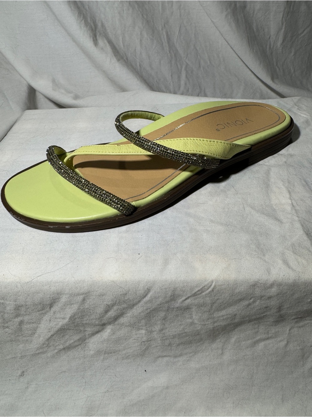 NWOT Vionic prism sandals in lime green with rhinestones size 7